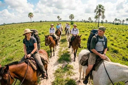 Turistas en cabalgata por los llanos orientales Casanare