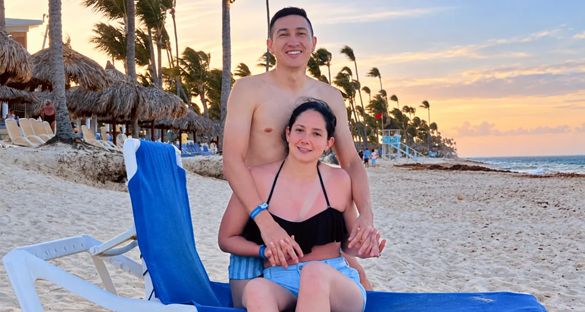 Pareja disfrutando de sus vacaciones en una playa del Caribe