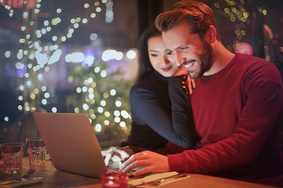 Pareja preparando su viaje en un computador