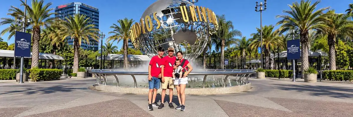 Familia disfrutando de un parque de Disney en Estados Unidos